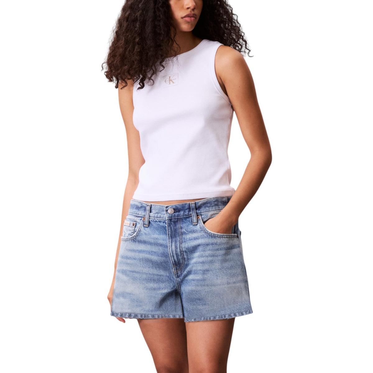 Canotta Calvin Klein Jeans donna bianca smanicato scollo tondo - vista frontale indossata da modello
