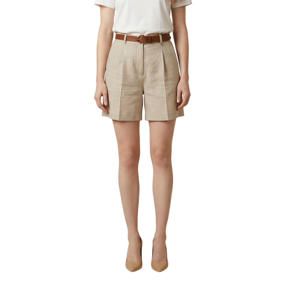 Artigli Shorts beige con cintura; design raffinato a metà coscia con pinces frontali, tessuto leggero e resistente, perfetto per la stagione Primavera/Estate. Vista frontale