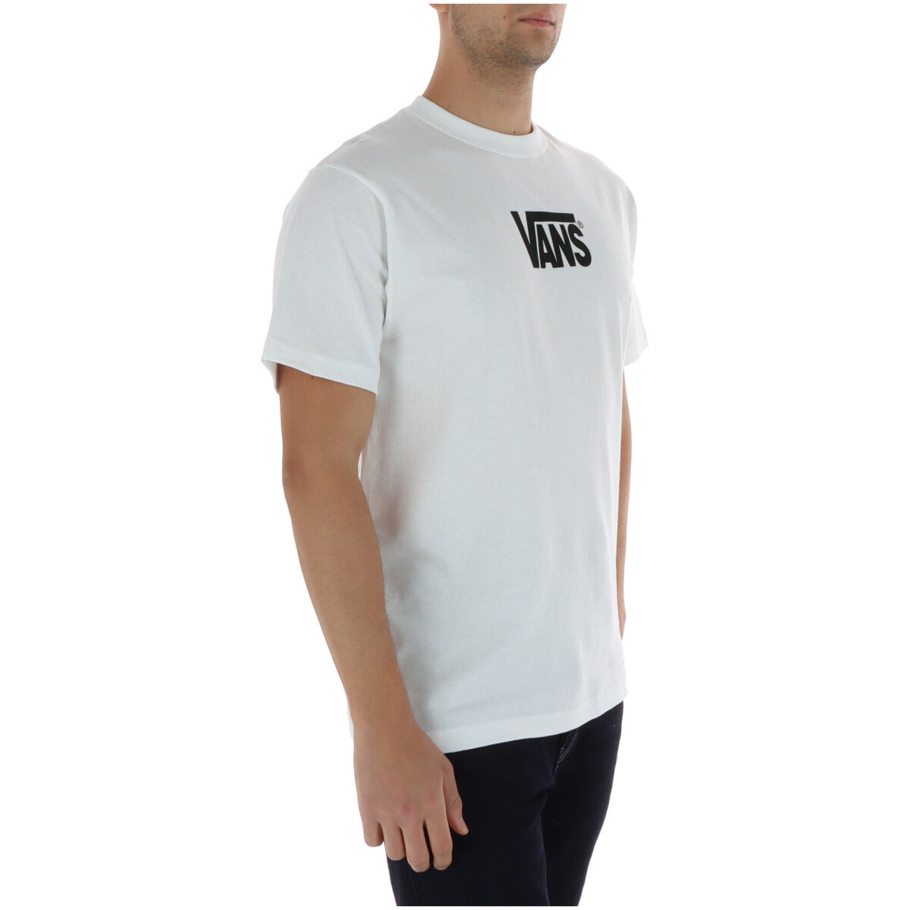 Vans Stretch Logo Tee; 100% cotone, logo frontale, vestibilità rilassata. La t-shirt iconica e versatile per il tempo libero e lo skate. Colore bianco vista frontale Laterale