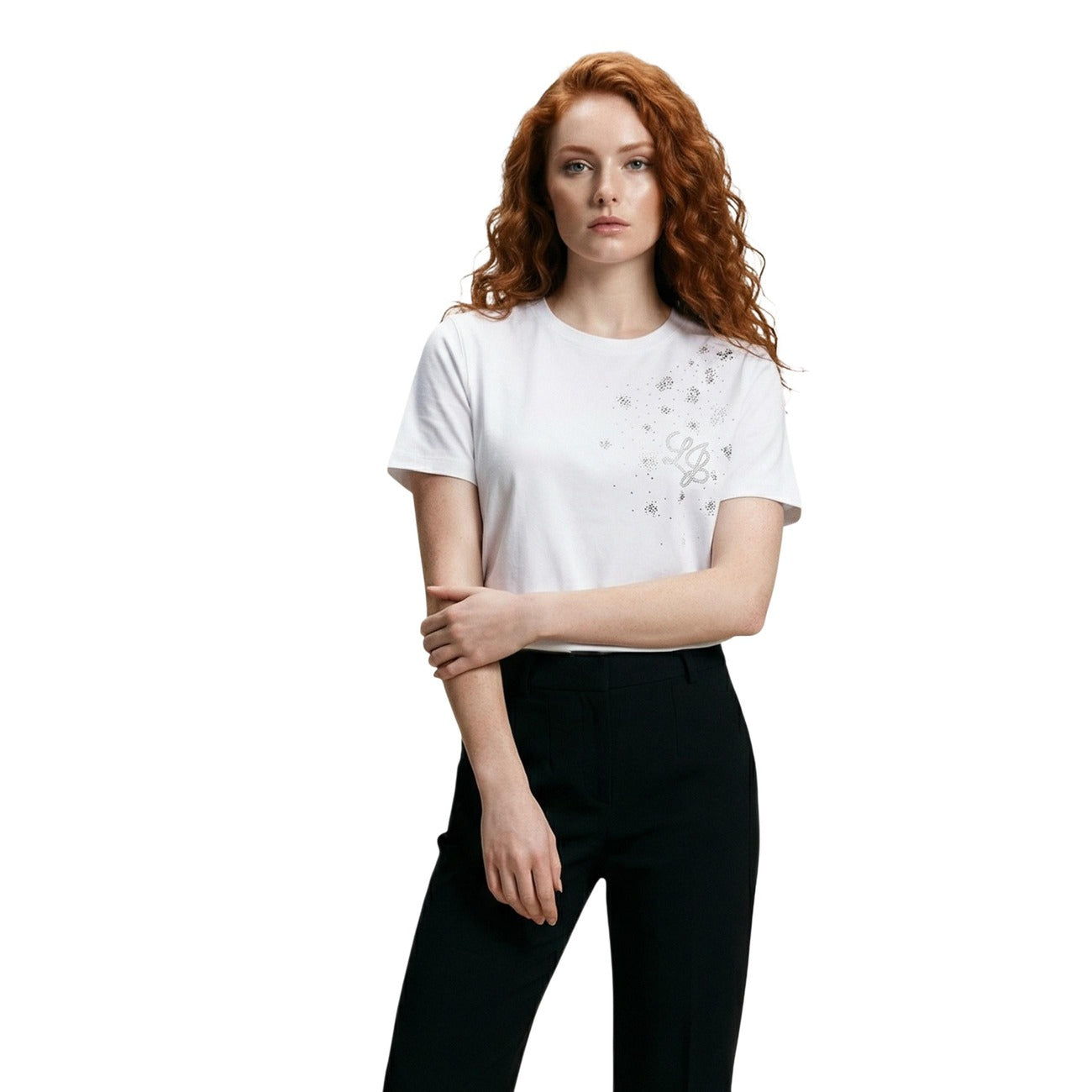 T-shirt donna Liu Jo cropped bianca in 100% cotone; logo frontale impreziosito da paillettes e micro strass luminosi. Taglio corto e maniche corte. Vista frontale mezzo busto