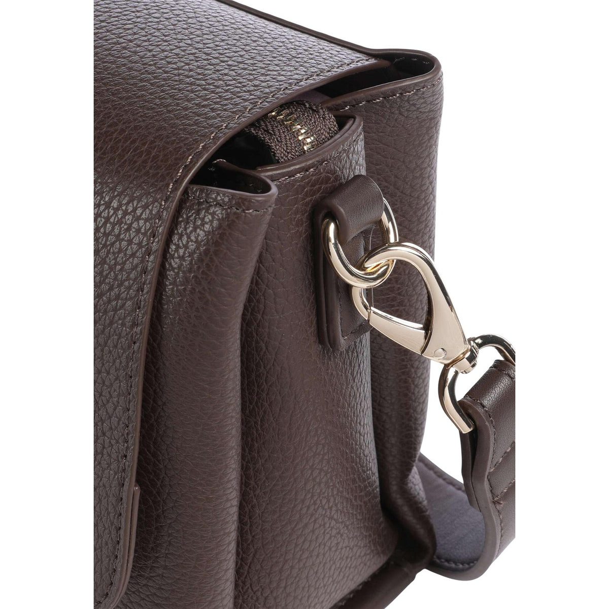 Borsa marrone donna Valentino Bags Satchel VBS5A806. Borsa a tracolla marrone in poliuretano martellato con chiusura a pattina, dettagli dorati e dimensioni 19x15x9 cm.