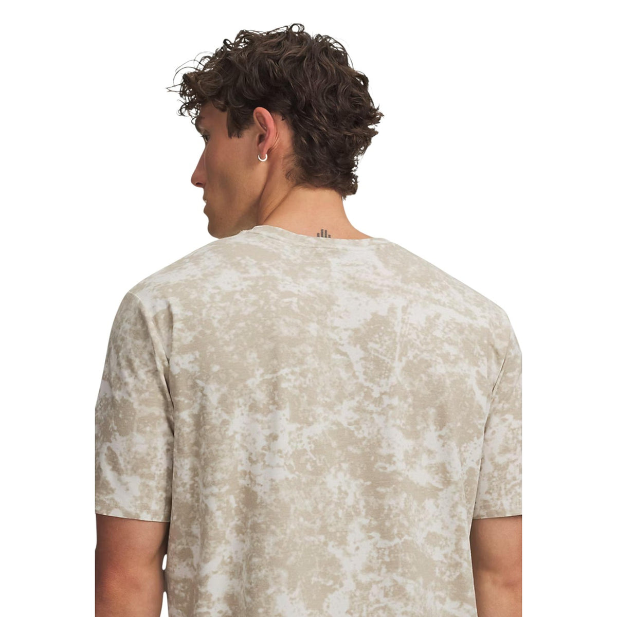T-shirt Under Armour uomo beige modello 77-6013605. Maglietta tecnica a maniche corte girocollo beige con texture sfumata effetto marmo, tessuto leggero e traspirante in misto cotone per lo sport, l'allenamento e il tempo libero.