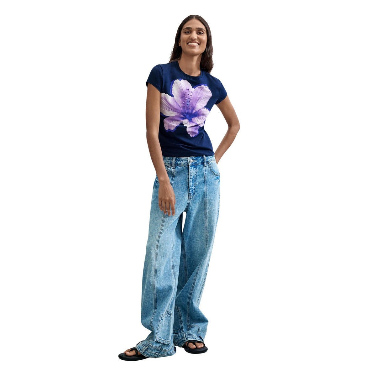 T-shirt Desigual donna blu floreale modello TS_YOKOHAMA. Maglietta a maniche corte in cotone blu scuro con grande disegno di fiori sul davanti stile casual, colorato e urban chic.