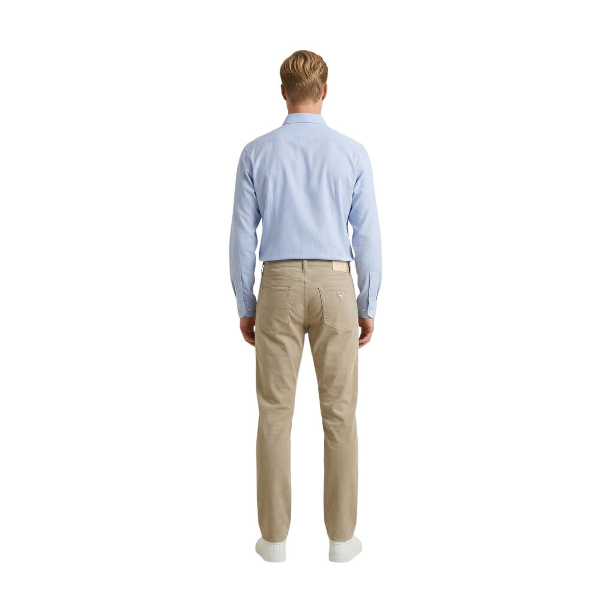 Pantaloni Slim Beige Guess Angels; Cotone Stretch Premium. Modello 5 tasche, vestibilità aderente e flessibile, stile casual-chic. L'indispensabile 4 stagioni per un guardaroba moderno. Vista posteriore intera