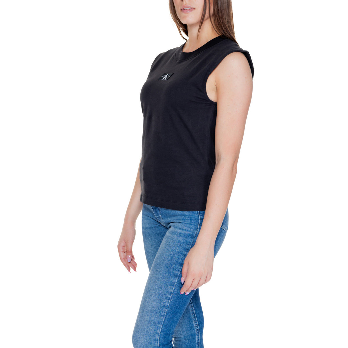 Canotta Calvin Klein Jeans WOVEN LABEL LOOSE donna nera smanicato scollo tondo 100% cotone - vista laterale indossata da modello