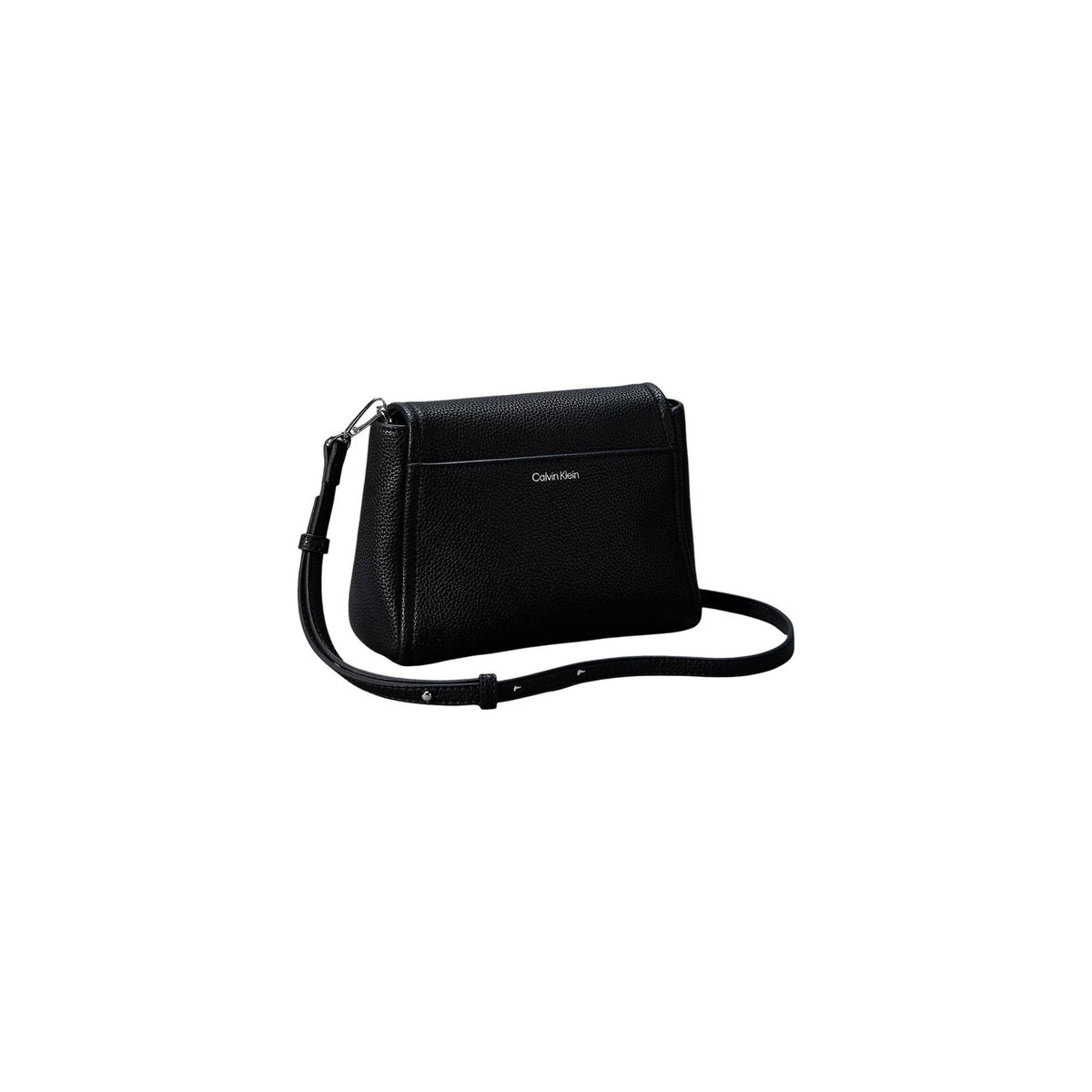 Tracolla Calvin Klein Martellata; ecopelle 100% PU, logo emblema, design piatto. Spallaccio regolabile, chiusura zip, struttura compatta e resistente. Stile urban-chic intramontabile. Colore nero vista posteriore
