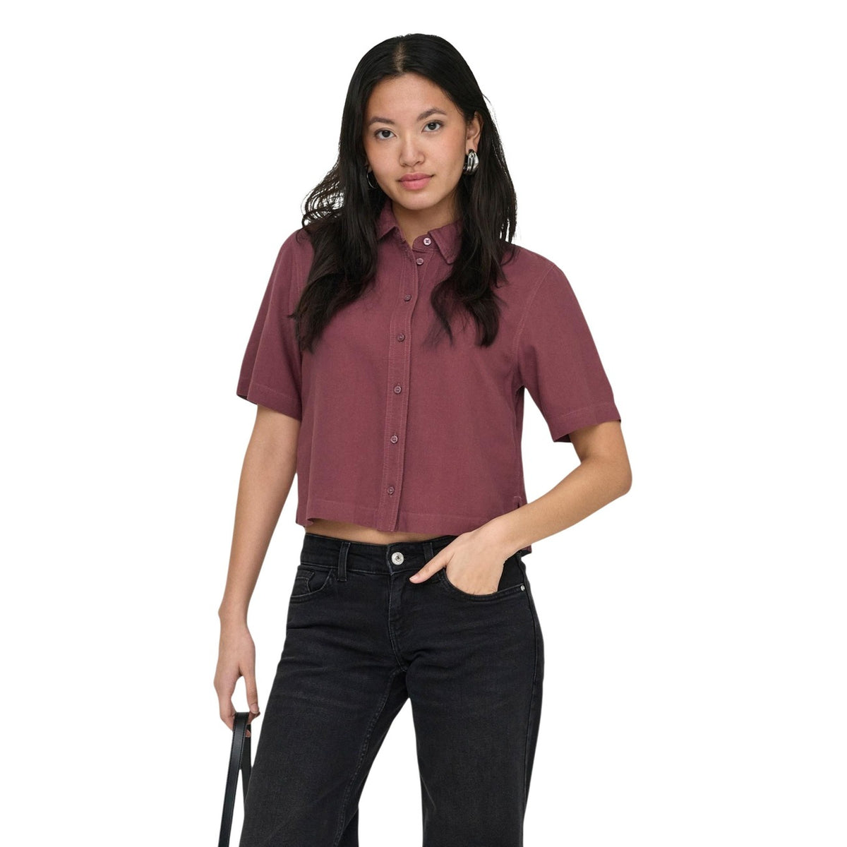 Only ONLGOA camicia; misto lino/viscosa, maniche corte, colletto italiano. La camicia monocromo fresca e versatile per l'estate. Colore bordeaux. Vista frontale
