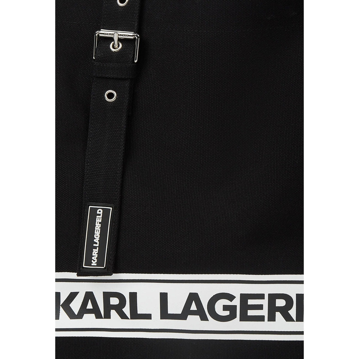 Beach Bag Karl Lagerfeld; 100% Cotone (60% Riciclato). Silhouette strutturata 60cm, manici con fibbie, logo a righe. Borsa mare maxi, spaziosa e di lusso, perfetta per la PE26. Dettaglio logo