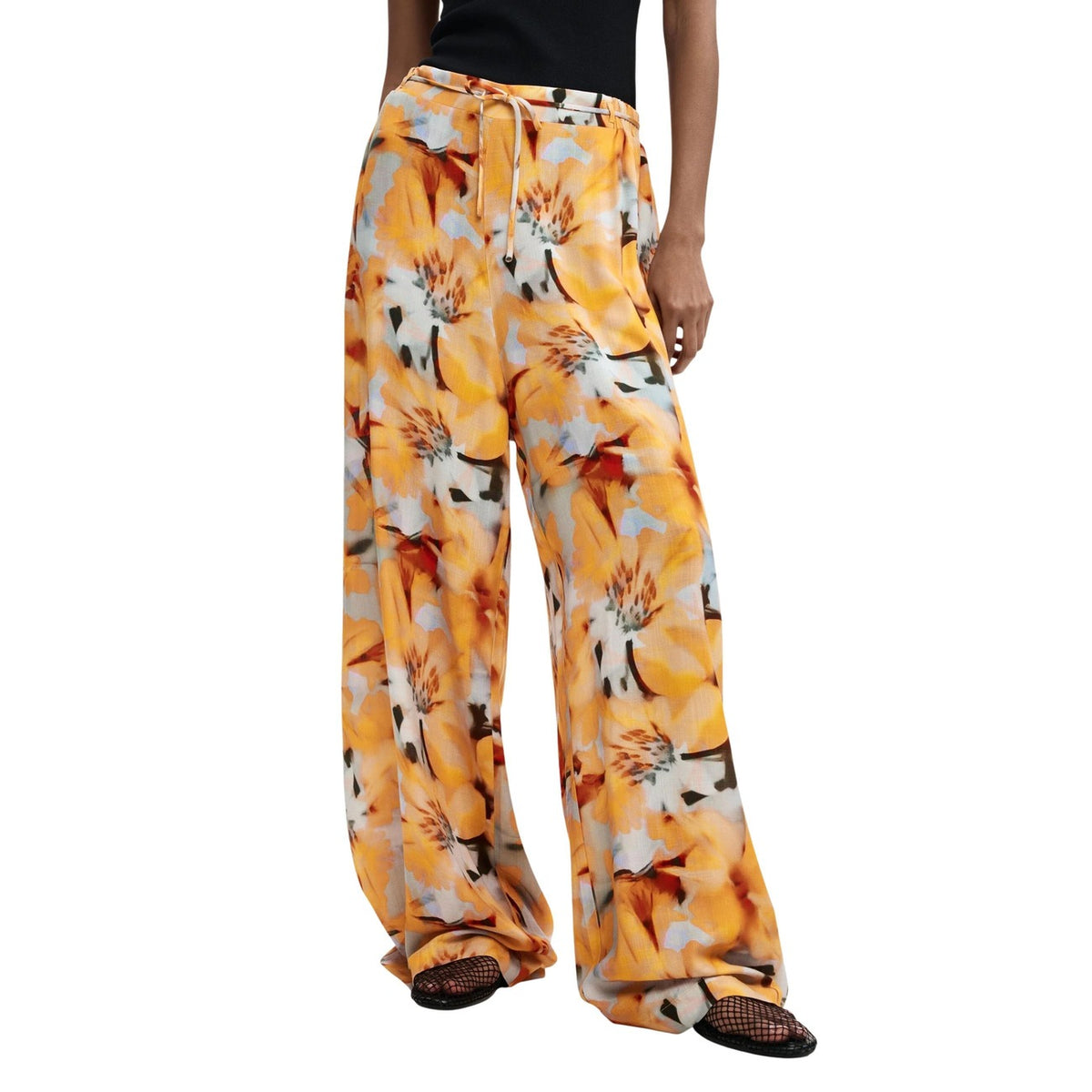 Pantaloni Desigual in viscosa ECOVERO™; stampa floreale, fit regolare, gamba ampia, vita elasticizzata. Eleganza estiva sostenibile. Vista frontale