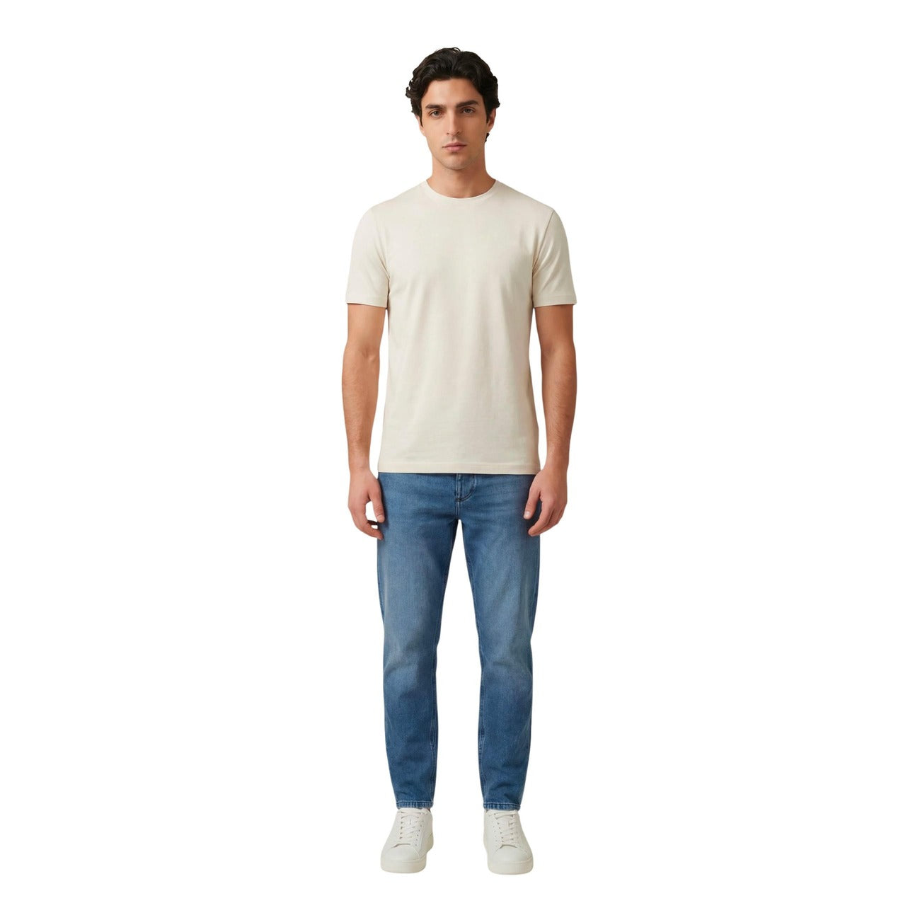 T-shirt panna relaxed fit Antony Morato in puro cotone con logo stampato sul davanti, design moderno e vestibilità comoda. Vista frontale figura intera