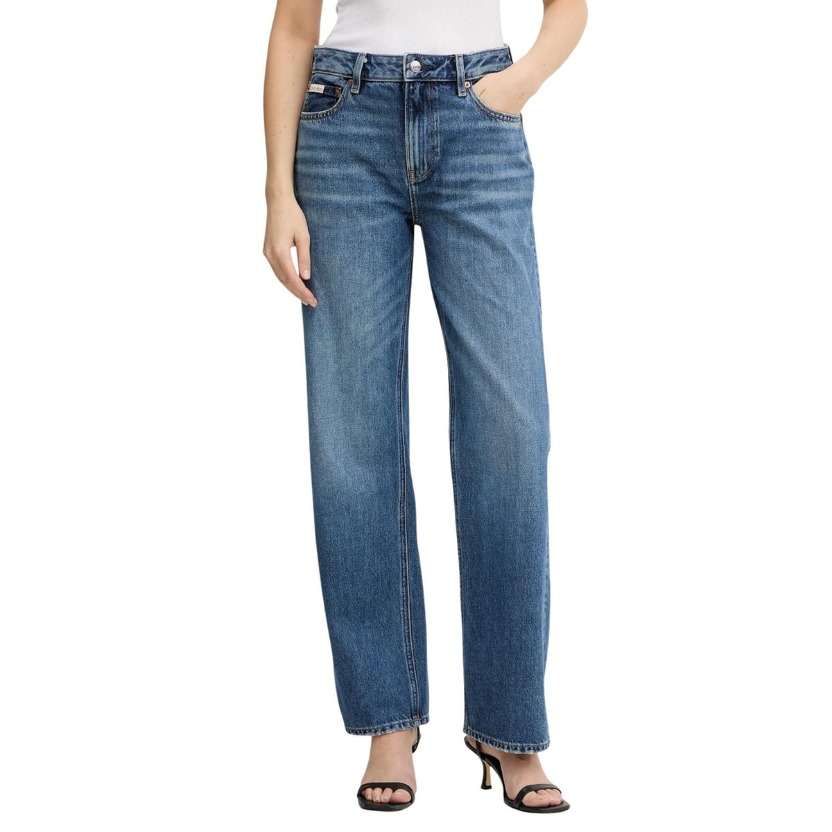 Jeans Calvin Klein Jeans donna blu denim con zip e bottone tasche - vista frontale indossati da modello
