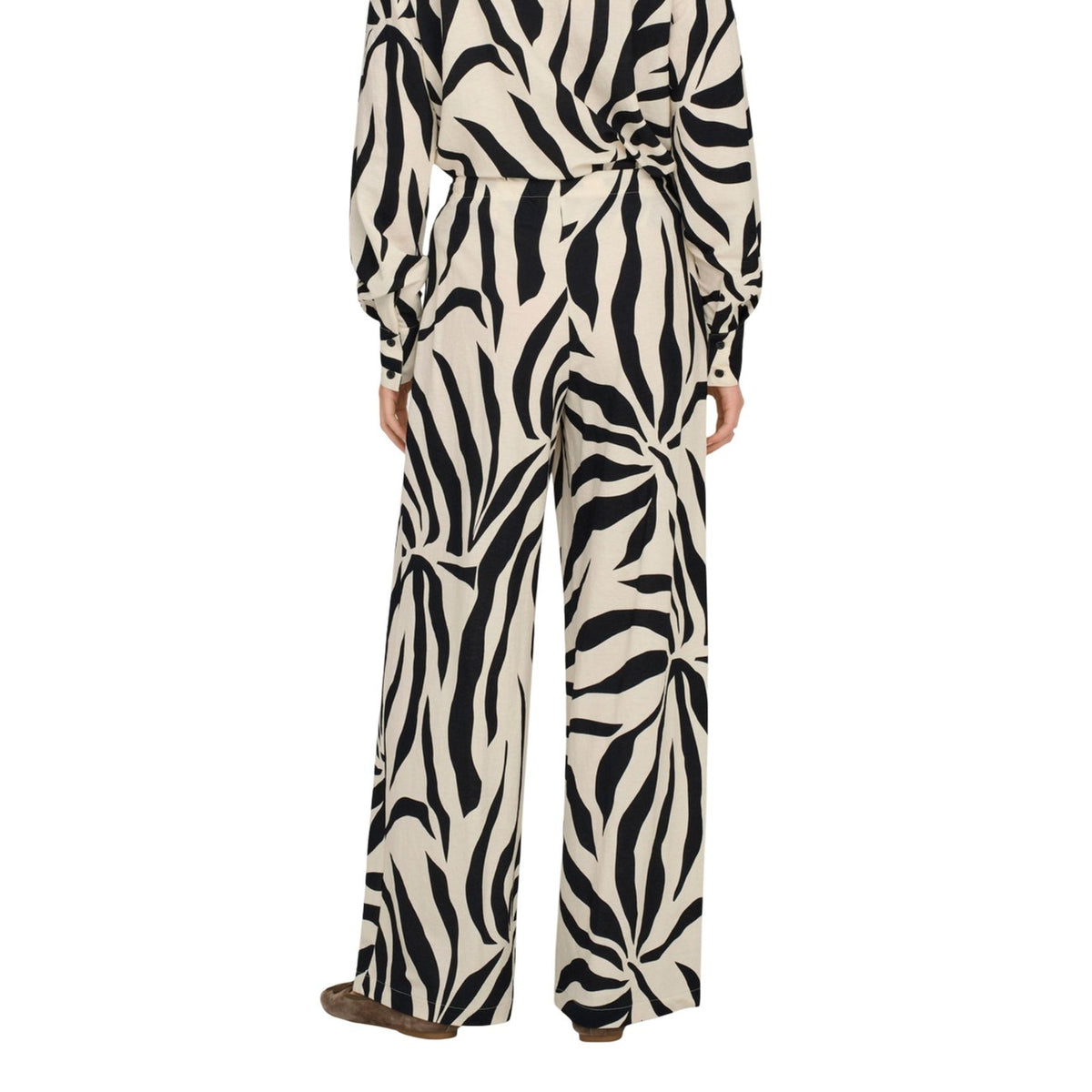 Pantaloni Only Onlsakura; 55% Viscosa, 45% Nylon. Stampa grafica, vita elastica con coulisse, gamba larga. Pantaloni a palazzo freschi, traspiranti e facili da abbinare per la PE26. Vista posteriore