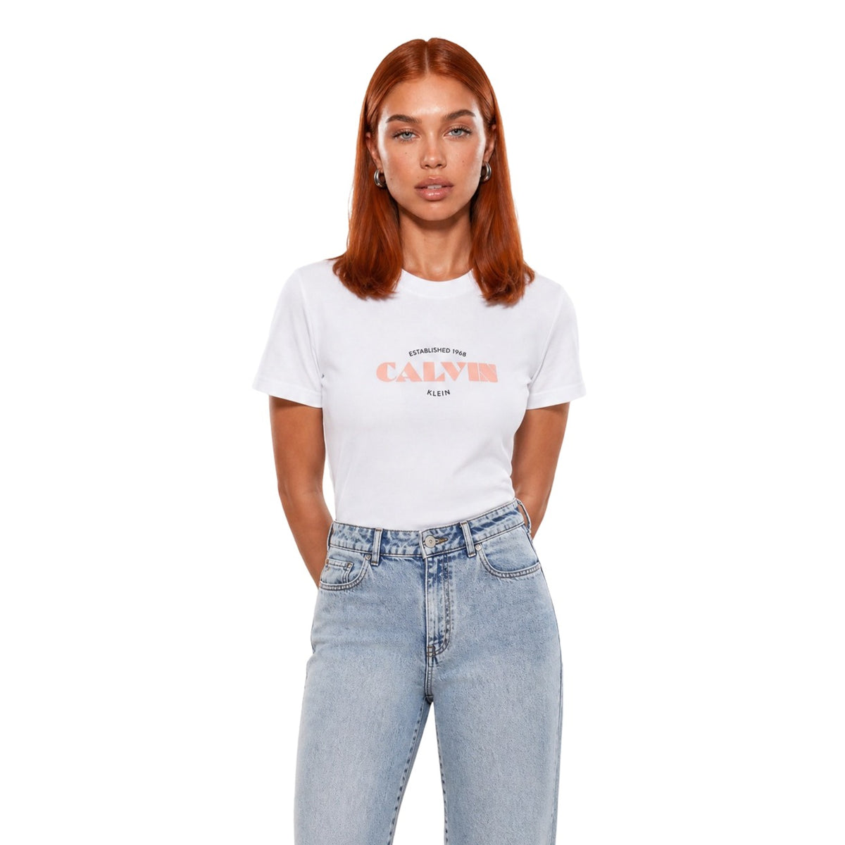 T-shirt Donna Bianca Calvin Klein Jeans; 100% Cotone. Taglio regular fit, maniche corte e scollo tondo. Stampa frontale nera logo 'Established 1968', tessuto leggero stile casual-chic. Vista frontale