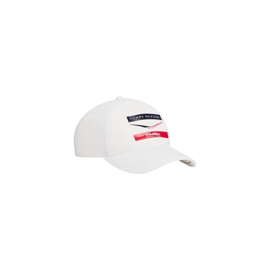 Cappellino bianco uomo Tommy Hilfiger Cadillac Formula 1 AU0AU02091YCF. Cappello da baseball sportivo F1 in tessuto bianco con visiera curva, fori di ventilazione e grafica chevron.