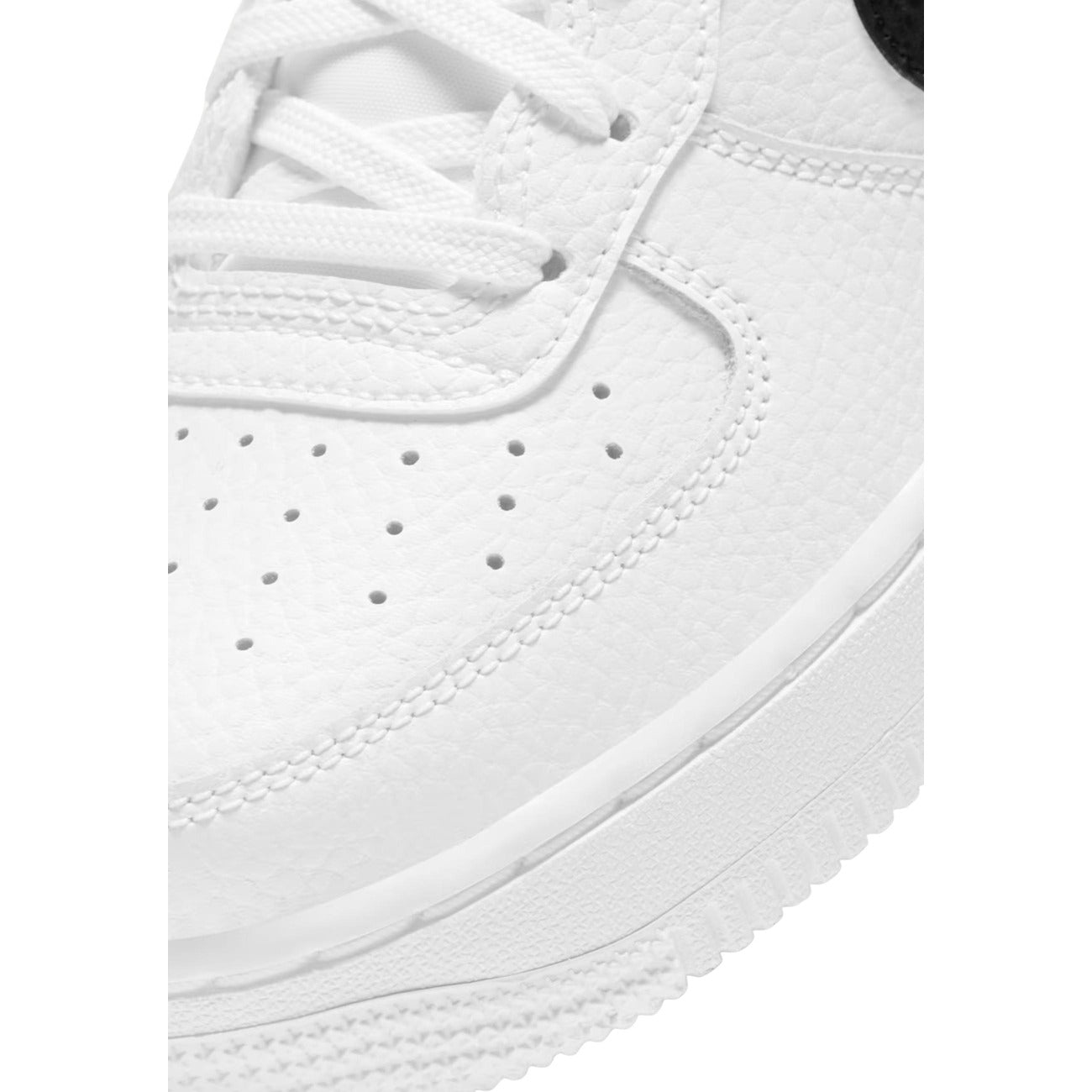 Sneakers Nike Air Force 1 bianche CT3839. Scarpe sportive bianche bicolore in pelle con logo Swoosh, punta traforata traspirante, suola in gomma platform 3 cm, scarpe casual urban 4 stagioni.