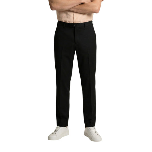 Pantaloni Slim Neri Gianni Lupo; Tessuto Stretch Premium. Piega centrale, vestibilità aderente, chiusura classica. Eleganti, resistenti e confortevoli. Il pantalone nero definitivo per la tua mezza stagione. Frontale