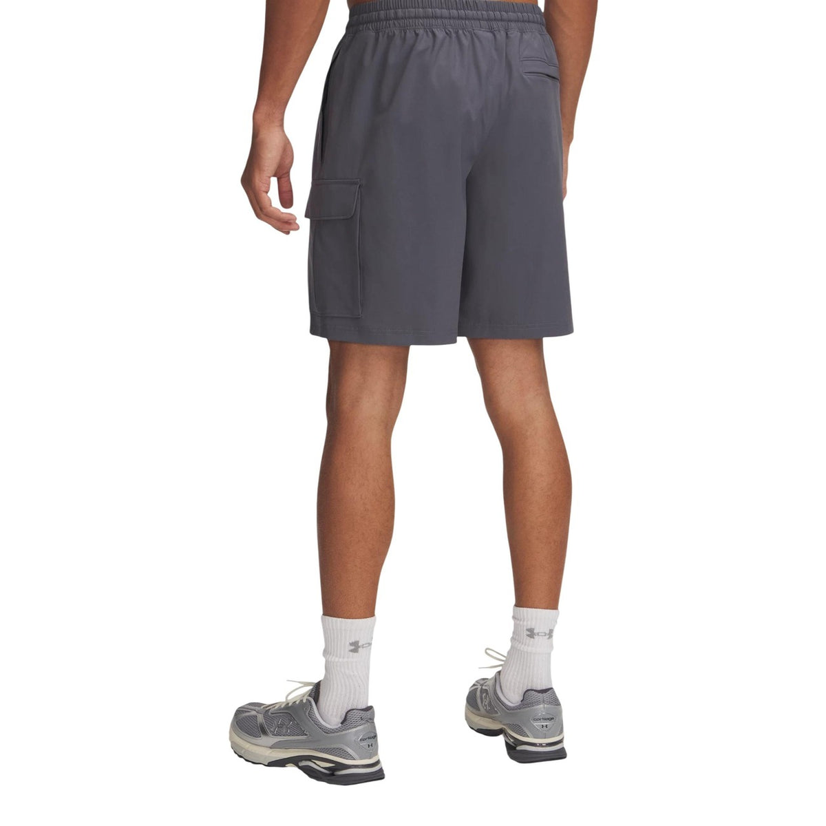 Pantaloncini Under Armour sportivi VIBE WOVEN uomo grigi con tasche anteriori posteriori laterali 87% poliestere 13% elastan - vista posteriore retro indossati da modello