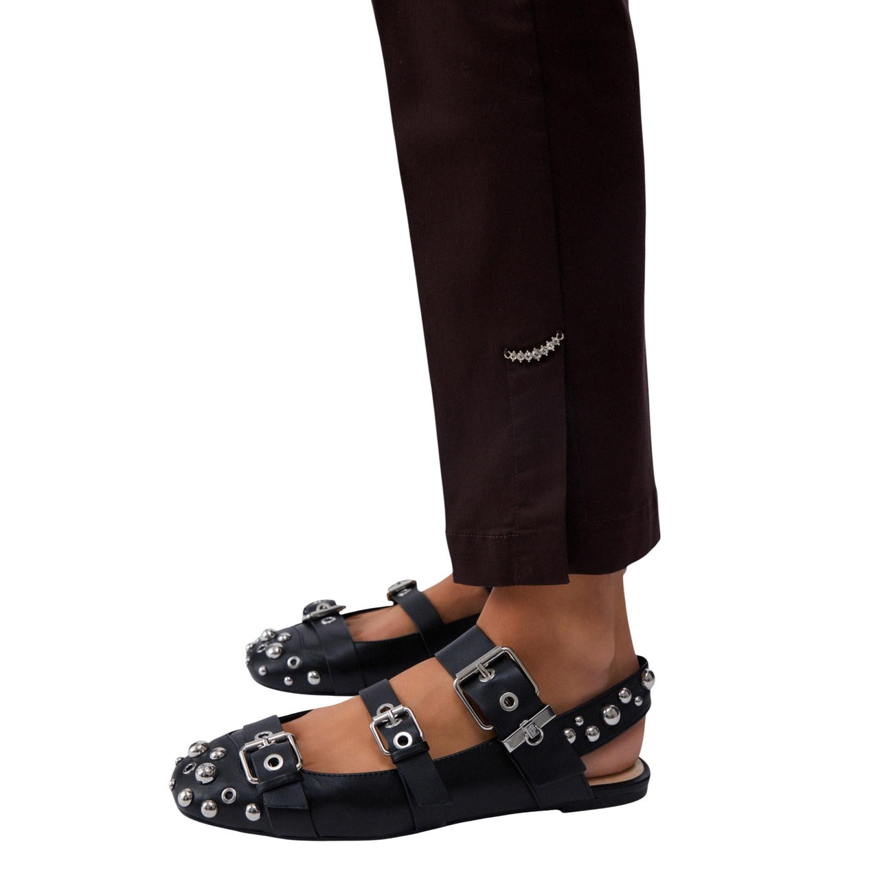 Liu Jo Chino Chic WA6474; cotone-modal stretch, fit regolare, tasche laterali, passanti cintura. L'essenziale Liu Jo per uno stile raffinato in ogni stagione Colore marrone. Vista dettaglio gamba