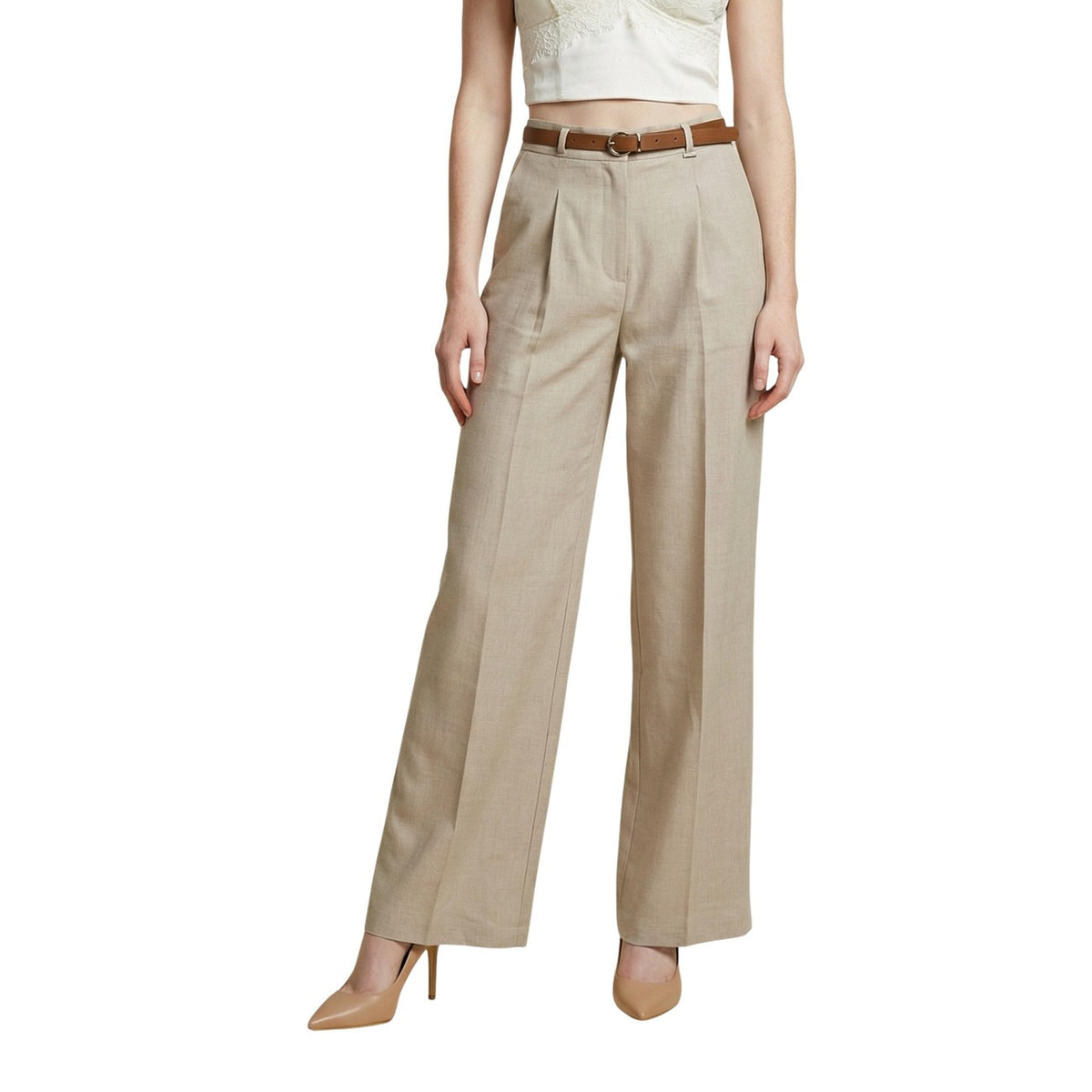 Artigli Palazzo Pant ACPA004842; 100% poliestere, pieghe sartoriali, cintura inclusa. Il pantalone ampio versatile e chic per una silhouette slanciata. Colore beige. Vista frontale