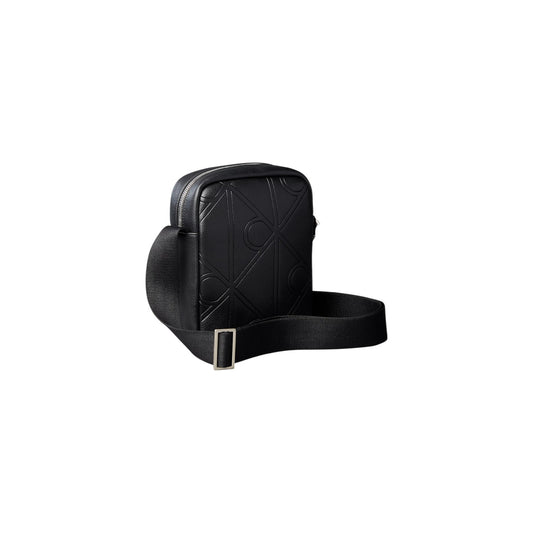 Borsa Tracolla Uomo Calvin Klein Reporter; Nero. 100% Poliuretano effetto pelle martellata con loghi incisi, chiusura zippata, tracolla regolabile. Dimensioni compatte (16x20 cm), stile minimal e moderno 4 stagioni. Vista posteriore