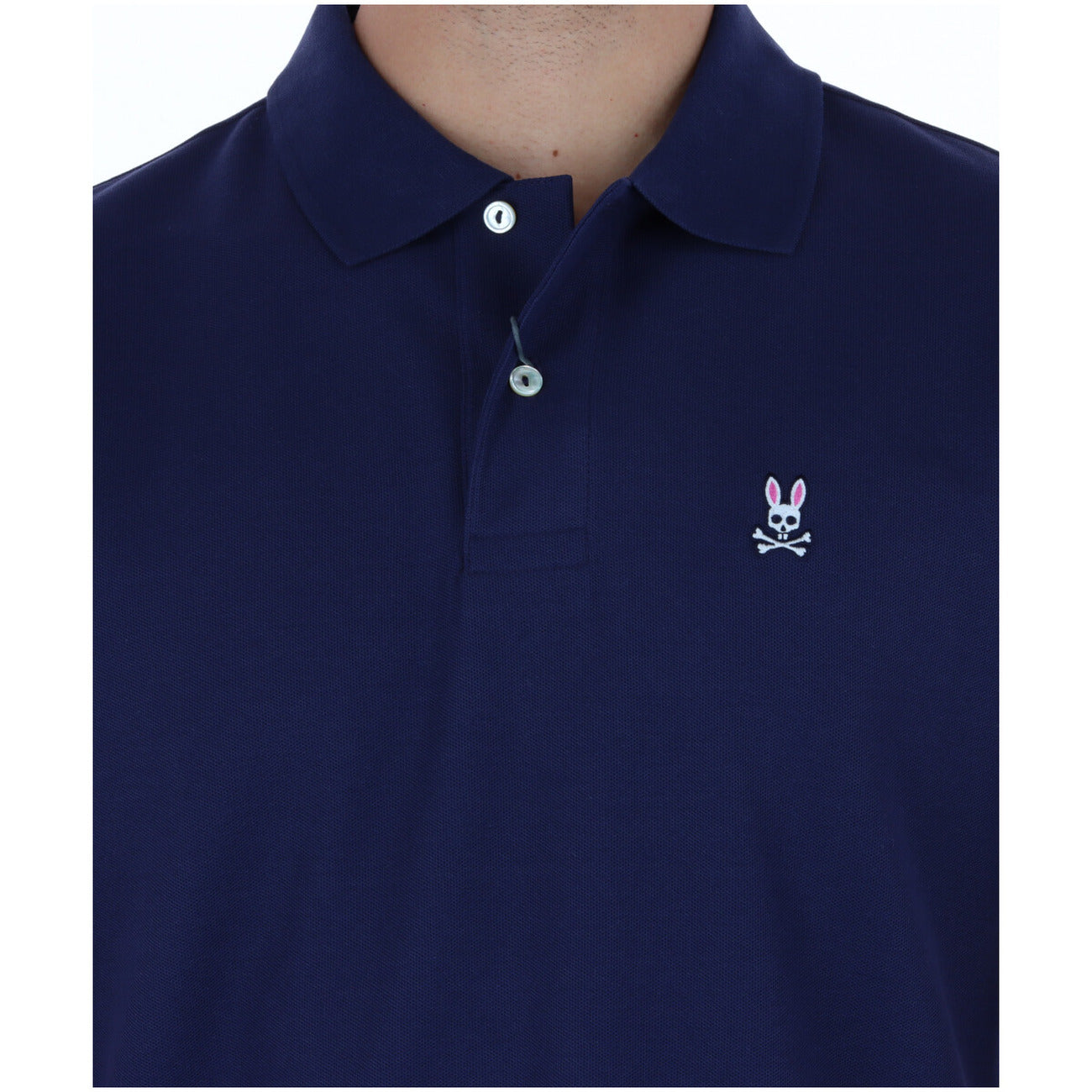 Polo Psycho Bunny Blu; 100% Cotone Pima Peruviano. Bottoni in madreperla, colletto anti-arrotolamento, logo ricamato e spacchi laterali. Tessuto piqué traspirante, qualità premium Made in Peru.