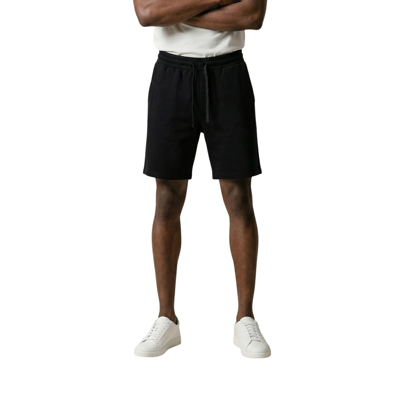 Gianni Lupo Bermuda; 100% cotone, chiusura con lacci, tasche multiple. Lo short estivo essenziale e confortevole. Colore nera. Vista frontale