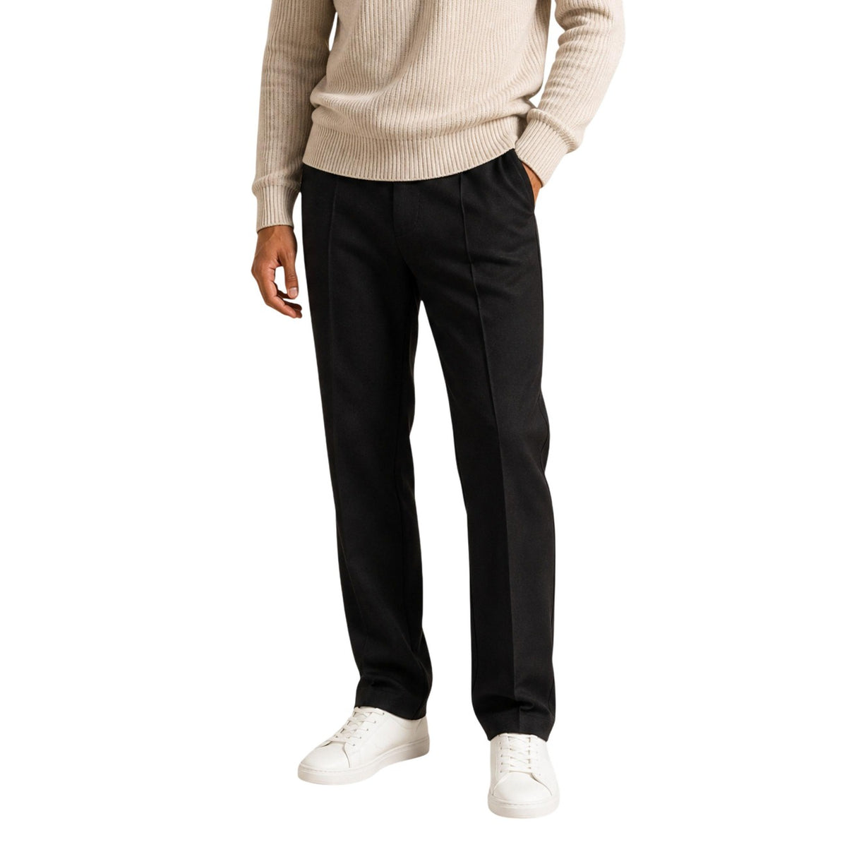 Pantaloni eleganti casual uomo Guess neri M6BB13 K6166. Pantaloni regular fit in cotone elasticizzato con vita media, gamba dritta, tasche oblique e chiusura con zip e bottone.