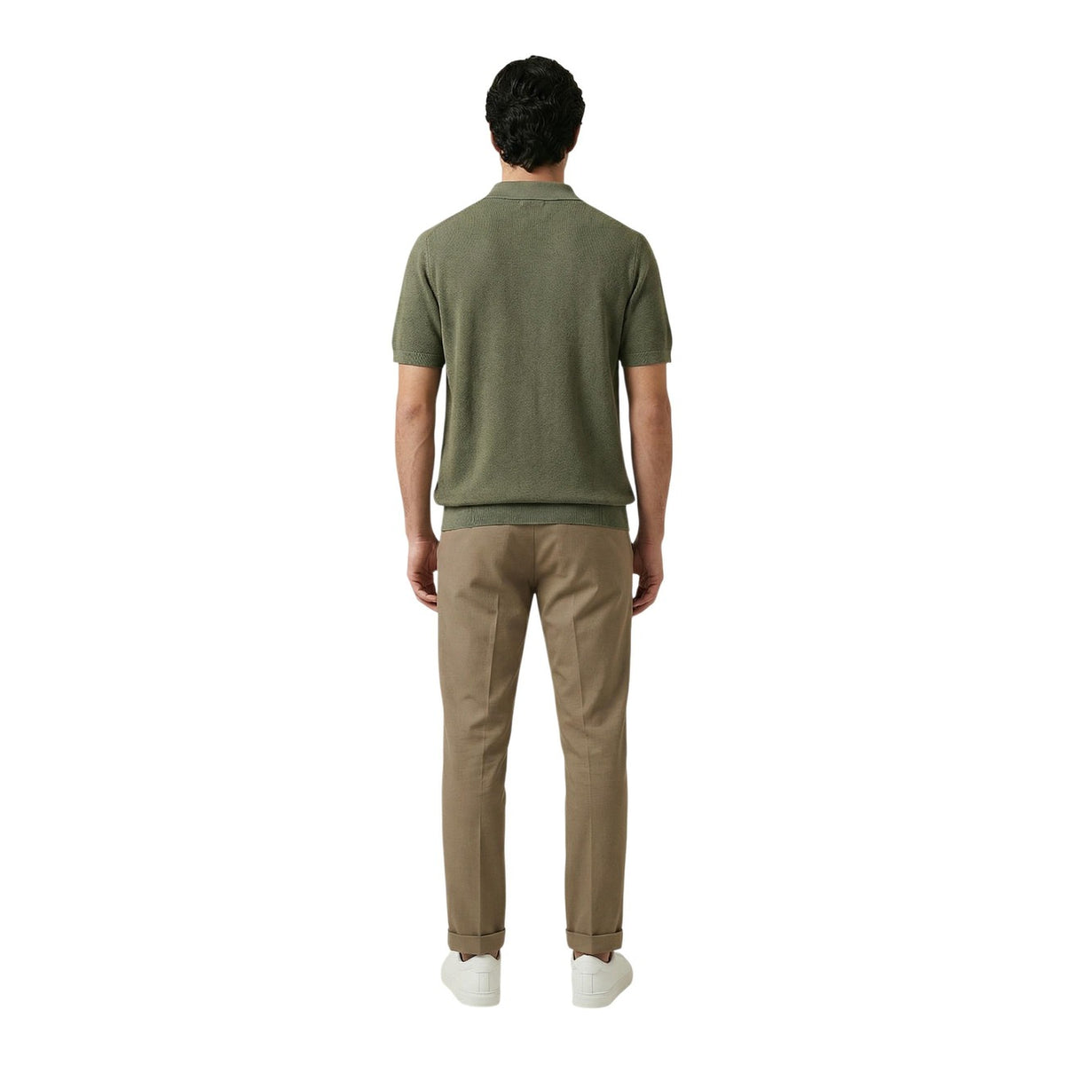 Gianni Lupo Knit Tee GL35318; 100% cotone in filo, manica corta, colletto aperto. La maglia estiva raffinata che unisce comfort e stile contemporaneo. Colore verde. Vista posteriore figura intera
