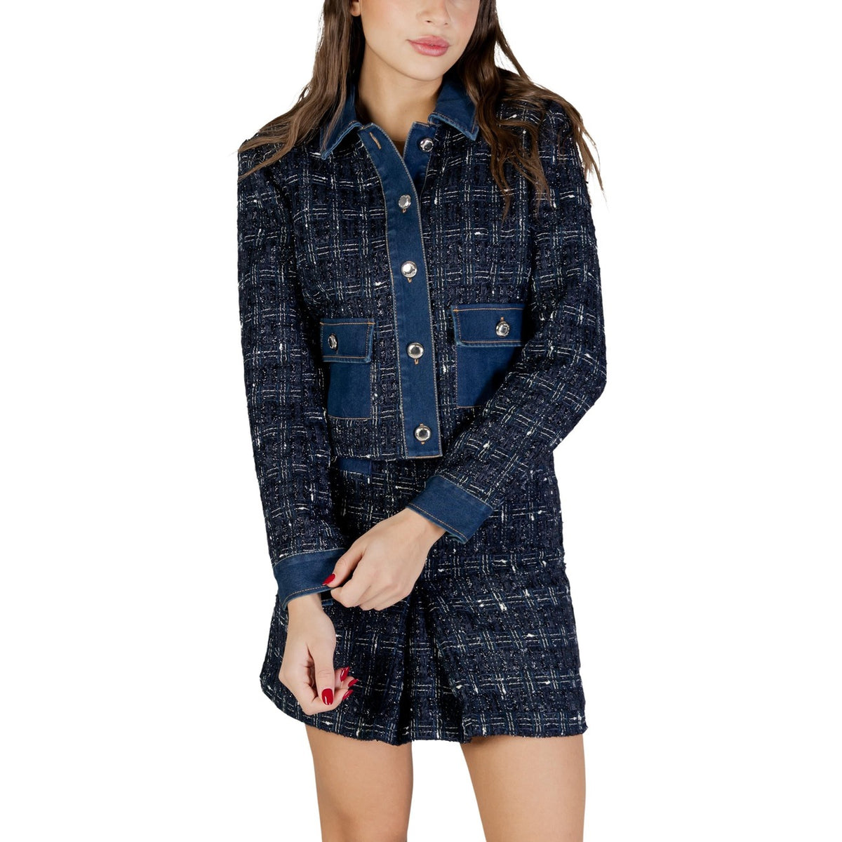 Giacca Morgan De Toi donna blu con bottoni maniche lunghe scollo tondo colletto classico tasche anteriori 100% poliuretano - vista frontale indossata da modello figura intera