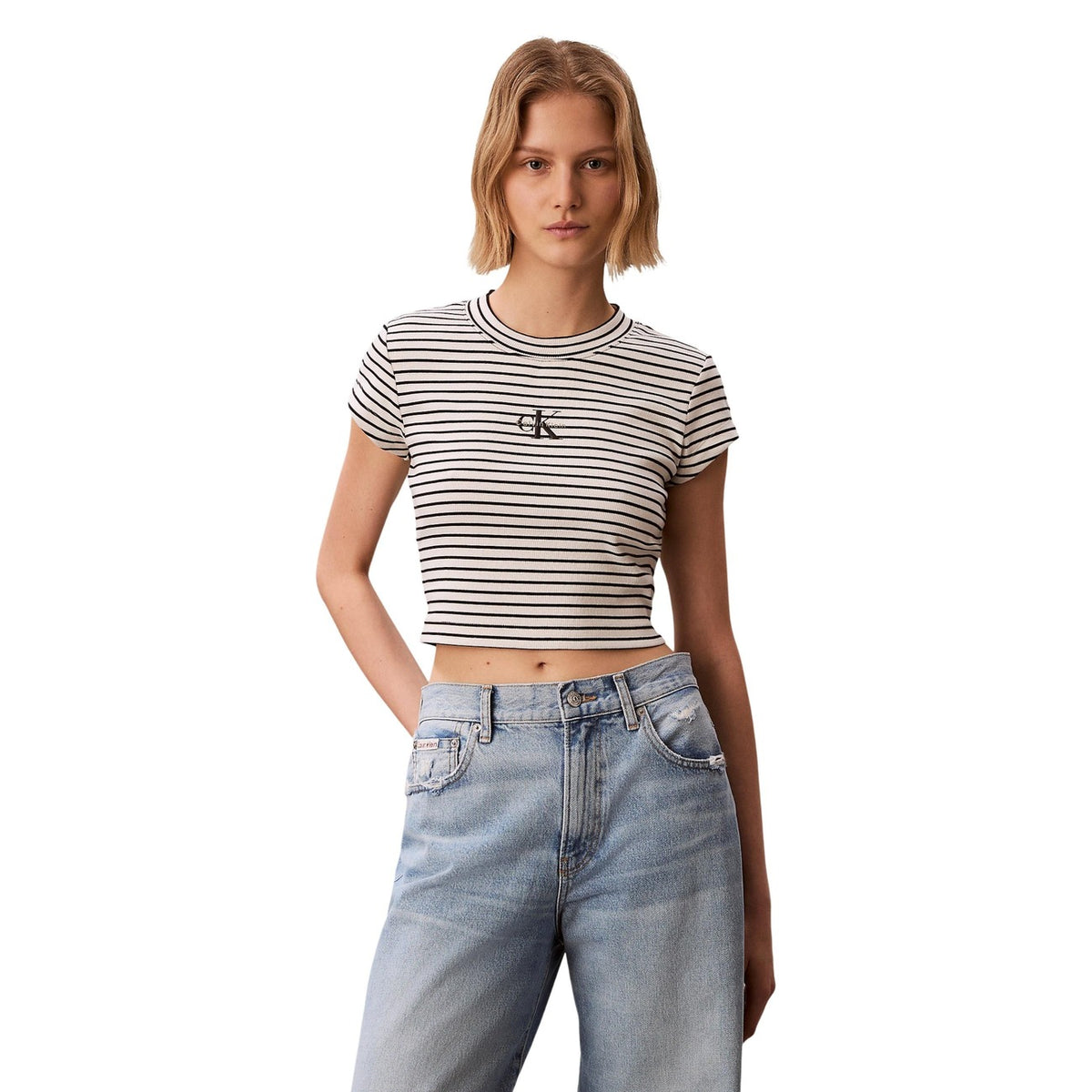 T-shirt CK Essentials a righe; cotone elasticizzato a costine, vestibilità slim. Righe tinte in filo, logo rialzato sul petto, girocollo. Qualità premium e design senza tempo. Vista frontale