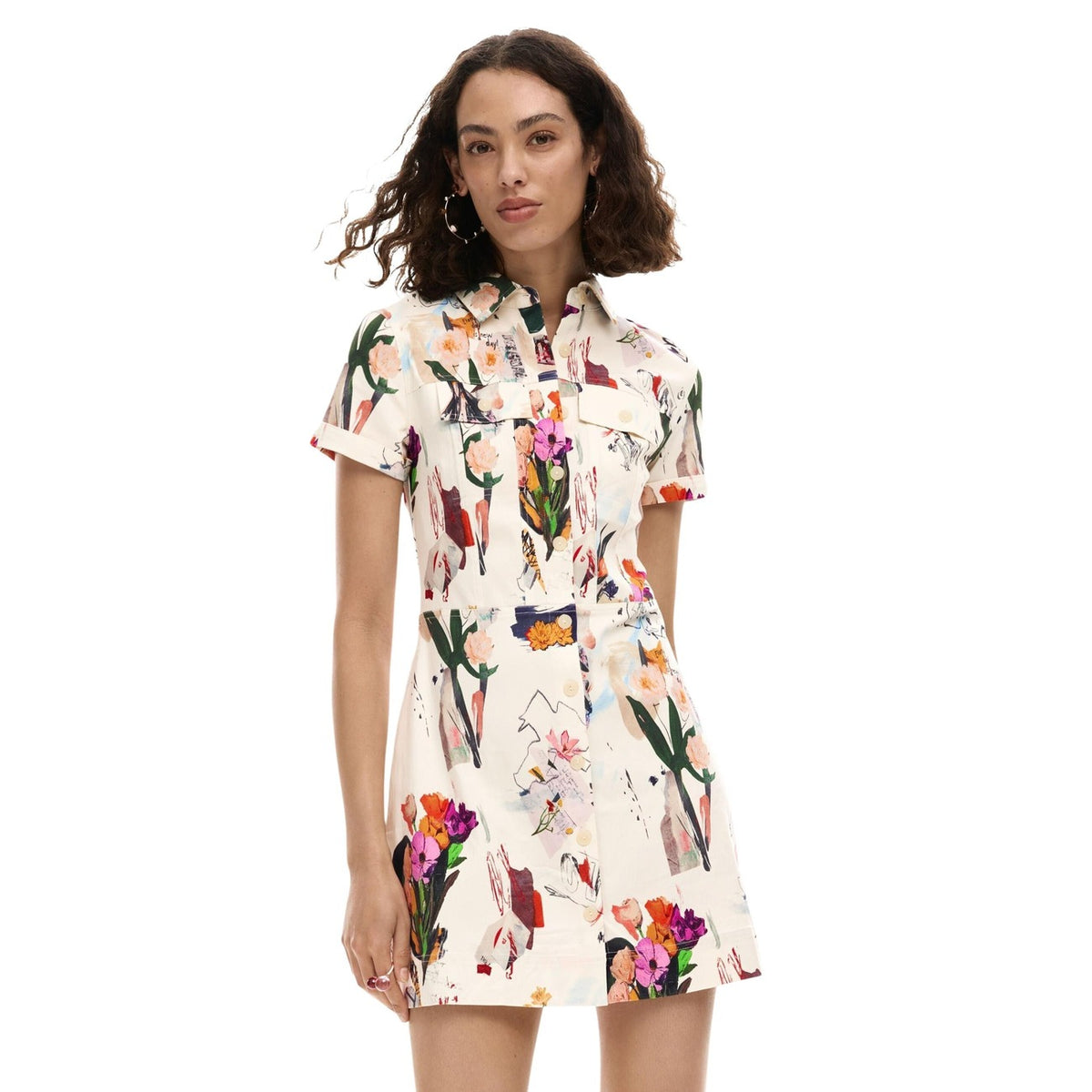 Abito a maniche corte con bottoni, realizzato in tessuto elasticizzato e con stampa in stile collage con fiori e motivi Desigual. Vista frontale