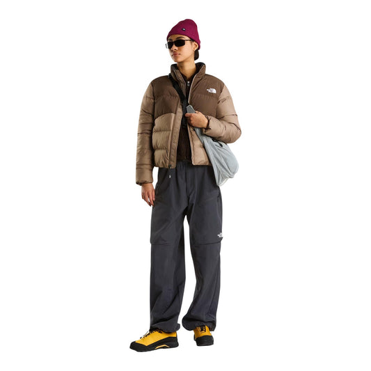 Piumino marrone donna The North Face Saikuru NF0A8GCB. Giacca invernale trapuntata in 100% poliestere ad alto isolamento termico con collo alto, cerniera frontale e tasche laterali con zip.