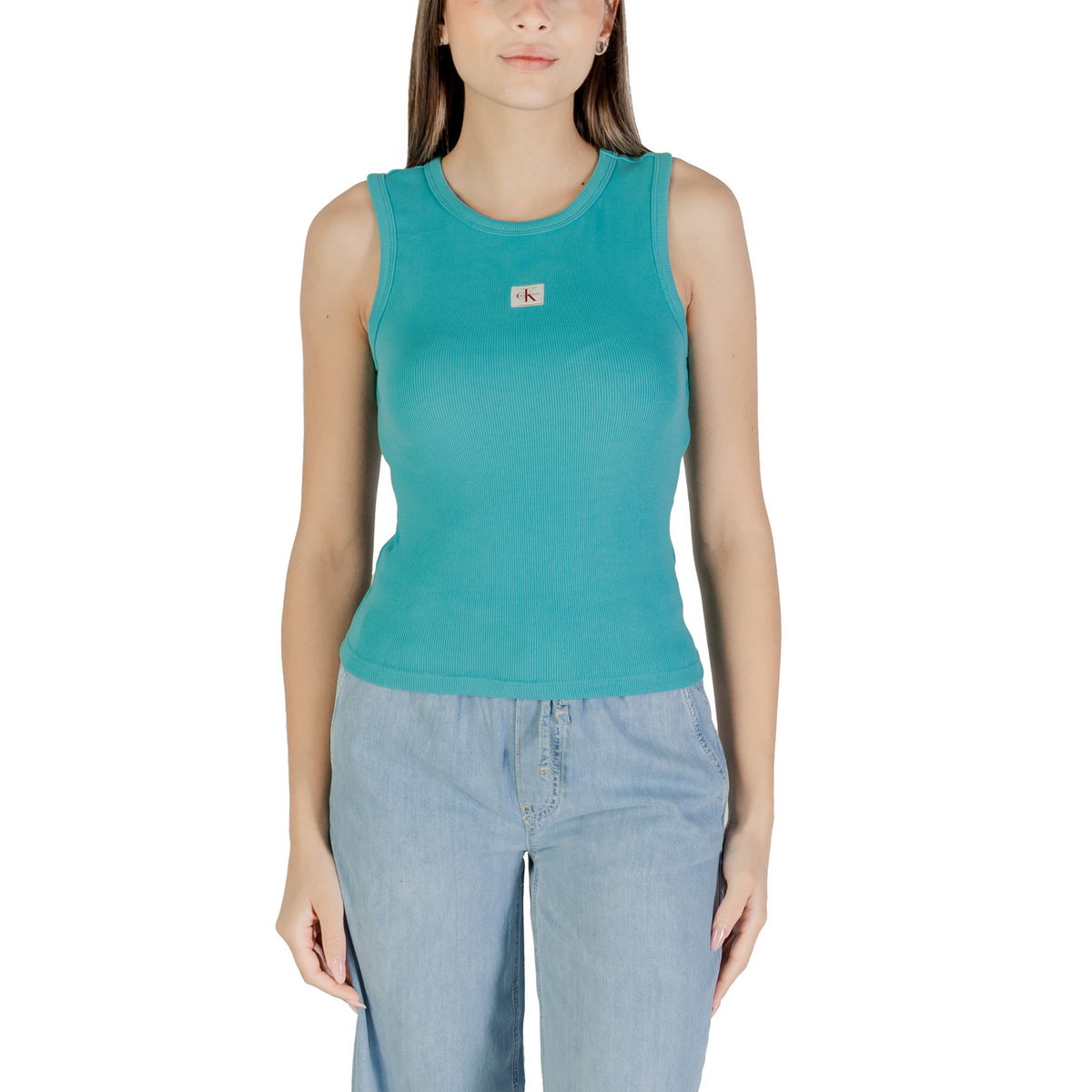 Canotta Calvin Klein Jeans donna turchese chiaro smanicato scollo tondo - vista frontale indossata da modello