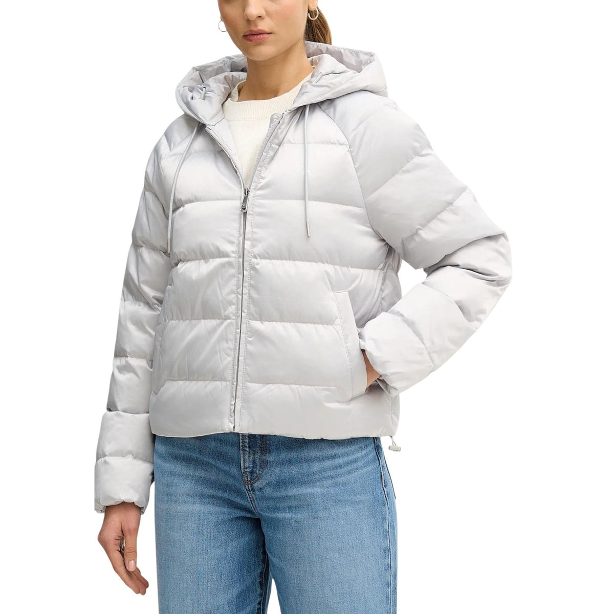 Calvin Klein Jeans Giubbotto invernale grigio chiaro con cappuccio LIGHTWEIGHT LOGO Donna vista frontale indossato da modella