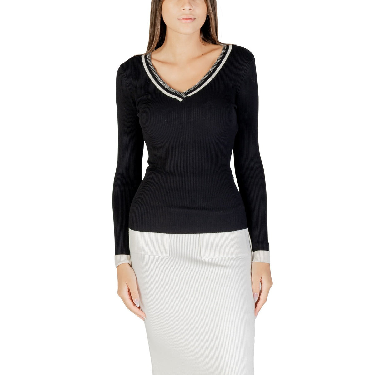 Morgan De Toi Maglia nera MGALA; maglieria fine a costine in misto viscosa, scollo a V e bordi contrastanti. Silhouette femminile e confortevole per un outfit quotidiano sofisticato. Vista frontale