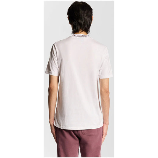 Lyle & Scott TS2329V; t-shirt bianca in puro cotone di alta qualità. Vestibilità regular, stile scozzese iconico e massima durata nel tempo. Vista posteriore