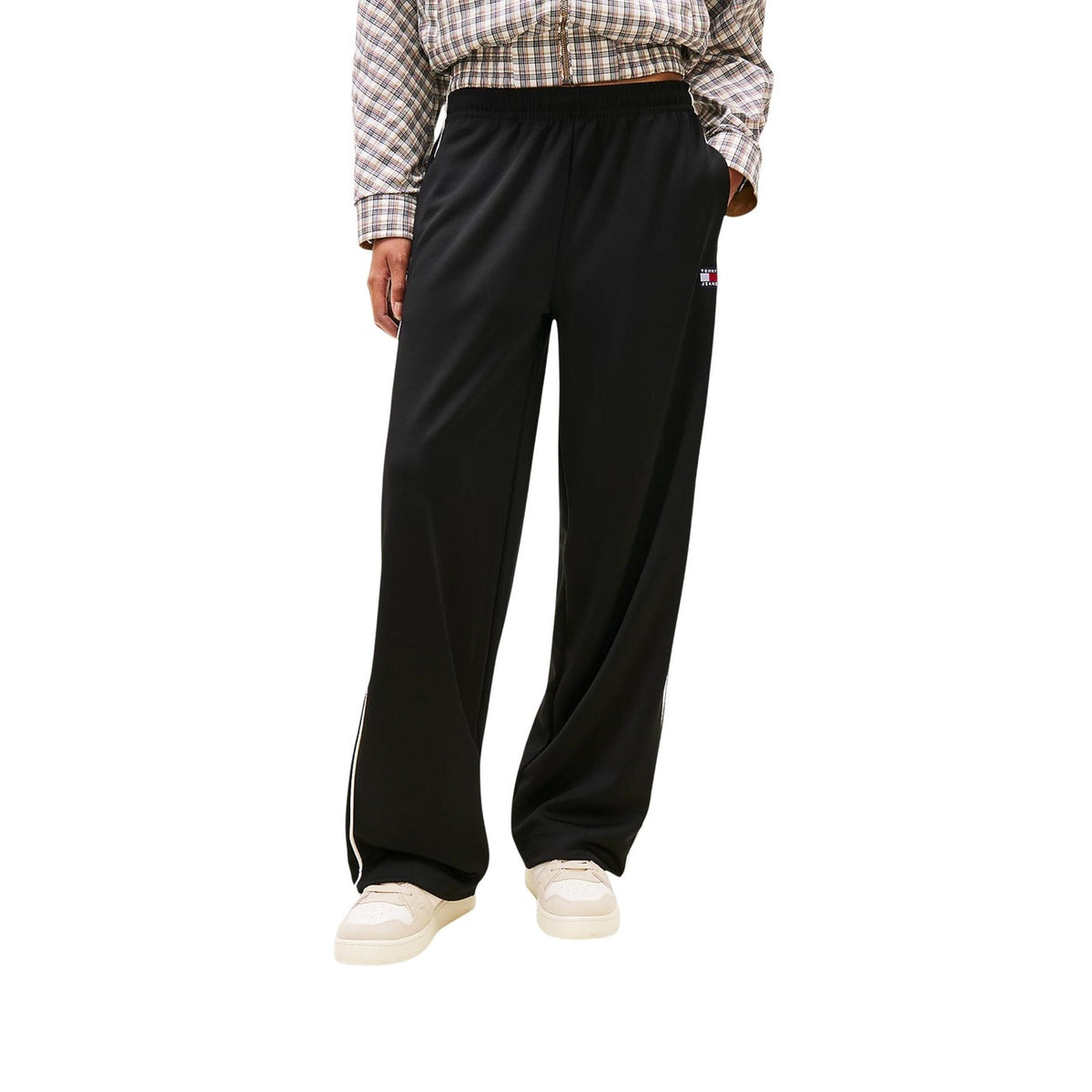 Pantaloni Tommy Hilfiger Jeans DW0DW22633; 89% Poliestere Riciclato. Gamba ampia, vita elastica, logo TH. Pantaloni donna athleisure, flessibili e traspiranti Colore nero. Vista frontale