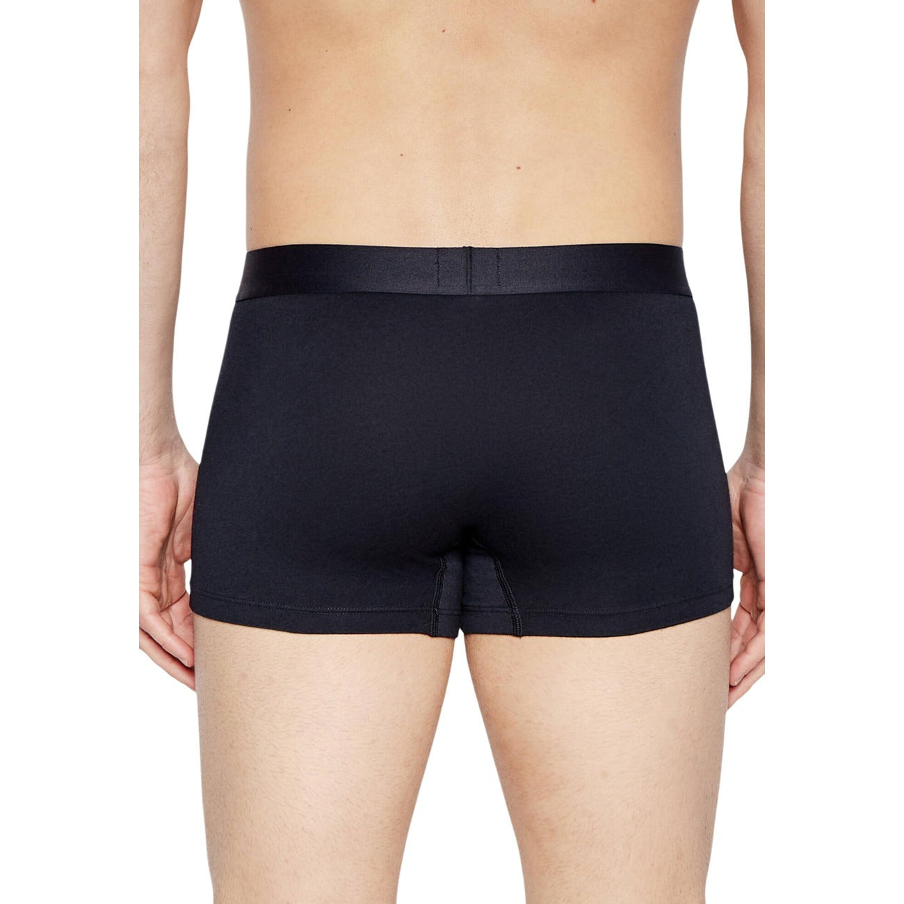Pack 3 Boxer Trunk Tommy Hilfiger; Nero. 95% Cotone Organico e 5% Elastam. Fascia elastica con logo iconico, vestibilità aderente, tessuto stretch ecosostenibile. Supporto e traspirabilità premium. Vista posteriore