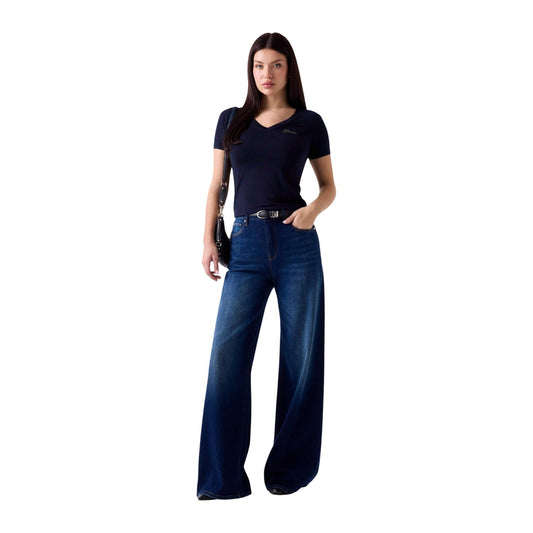 T-shirt Guess donna blu con scollo a V modello W6YI13 K3853. Maglietta a maniche corte slim fit in tessuto traspirante di modal elasticizzato blu scuro con piccolo logo Guess sul davanti, maglia estiva casual e comoda per la bella stagione.