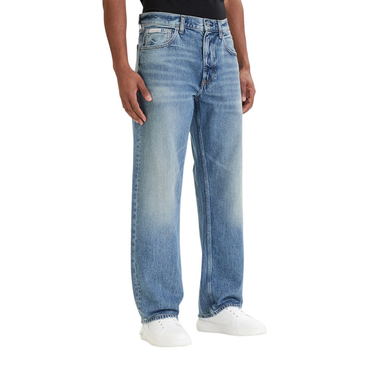 Jeans Uomo Blu Calvin Klein Jeans; Taglio Regular/Loose. 100% cotone effetto denim, gamba dritta, vita regular e chiusura con zip. Design 5 tasche con patch logo sul retro, stile casual quattro stagioni. Frontale
