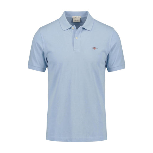Polo GANT Shield; 97% cotone piqué, 3% elastam, colletto classico, logo ricamato. Stile versatile, elegante e confortevole. Colore azzurro. Vista frontale Stesa