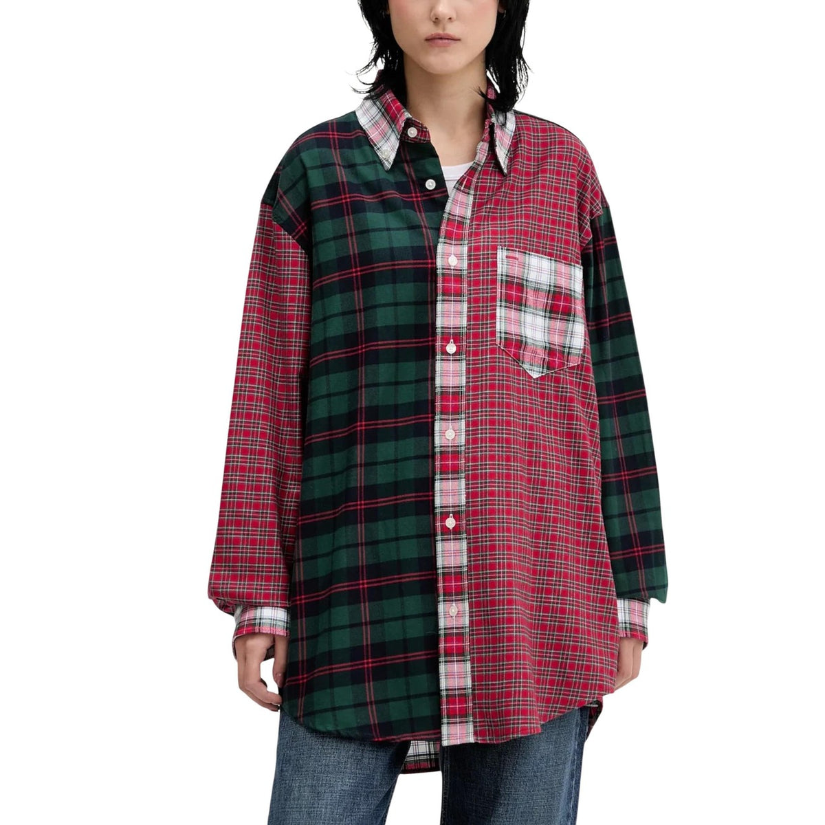 Camicia Tommy Jeans DN0DN00090; 100% cotone BCI. Design patchwork a quadri, fit ampio, tasca sul petto. Sopracamicia di tendenza, calda, resistente e sostenibile.