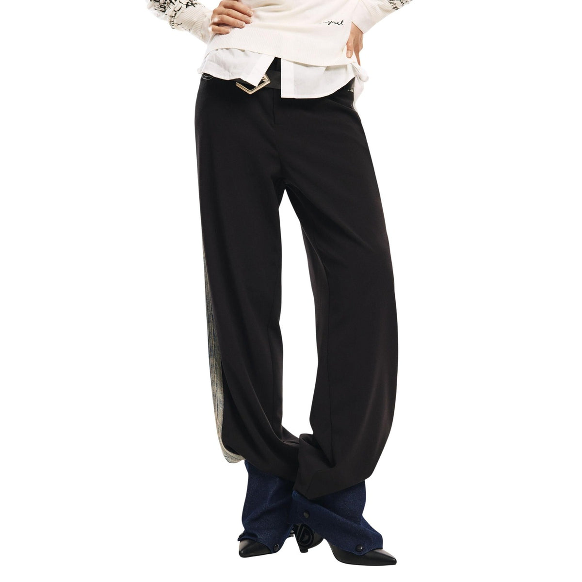 Pantaloni Desigual donna neri con zip e bottone - vista frontale indossata da modello