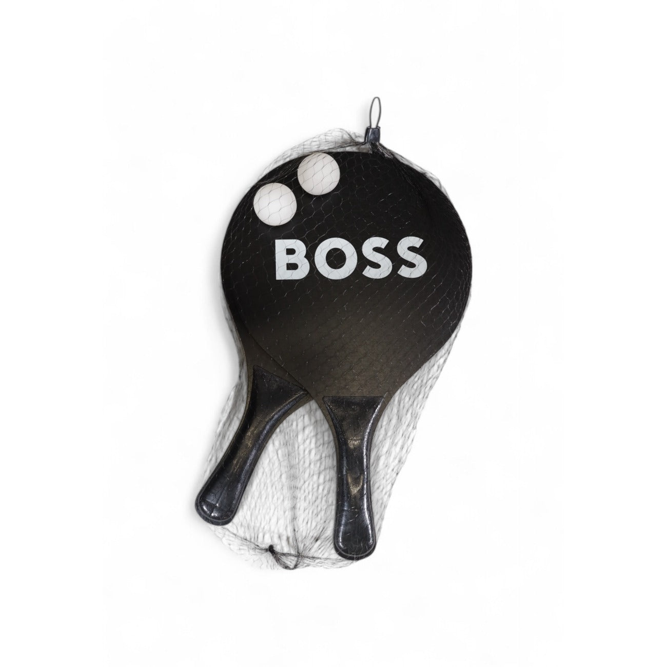 BOSS Beach Ball Set; Beige. Include costume boxer, borsa tote e set racchettoni. 100% Poliestere ad asciugatura rapida. Kit mare uomo coordinato, stile moderno e sofisticato. Vista racchettoni