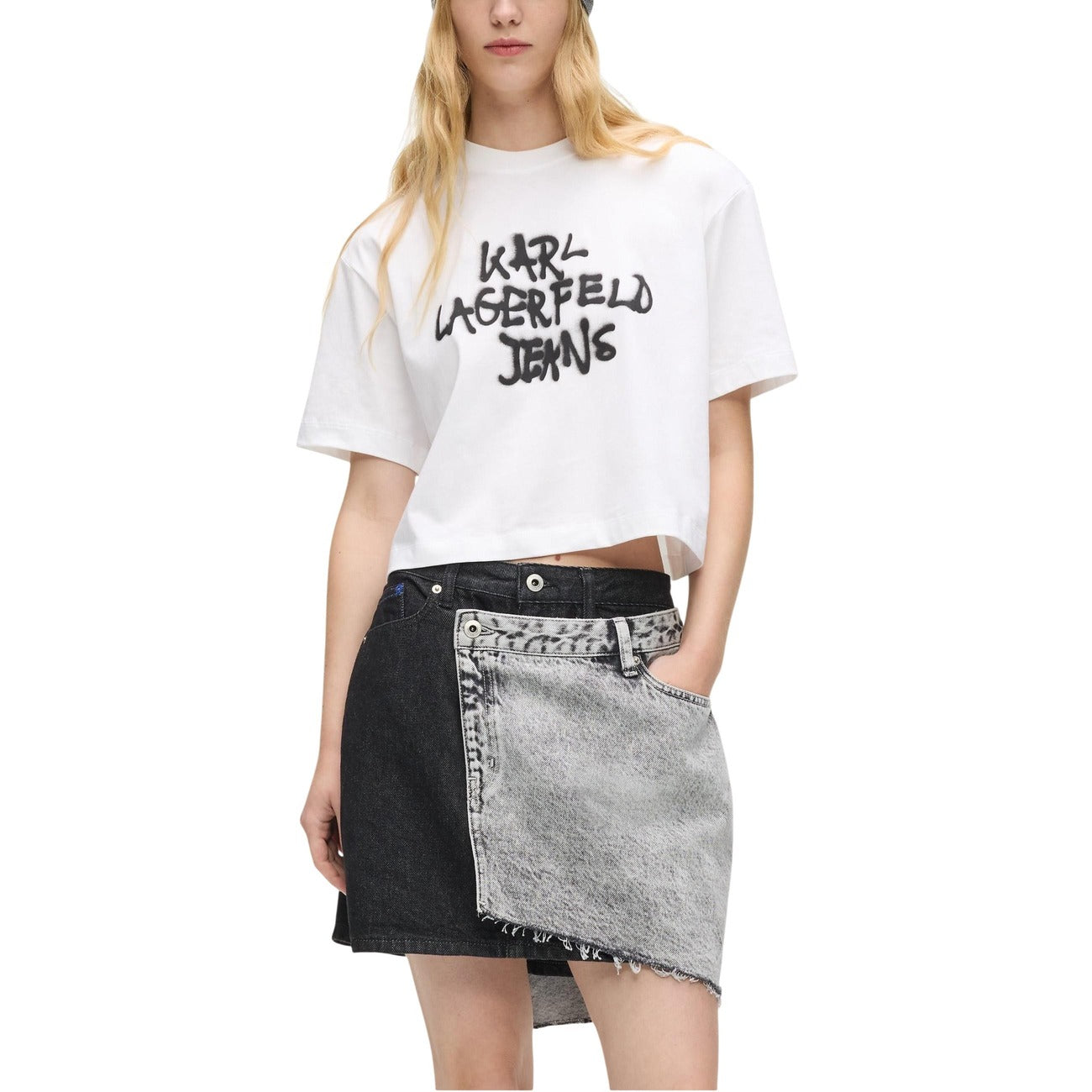 T-shirt Karl Lagerfeld Jeans CROPPED CON GRAFFITI donna bianca maniche corte scollo tondo con stampa nera 100% cotone - vista frontale indossata da modello