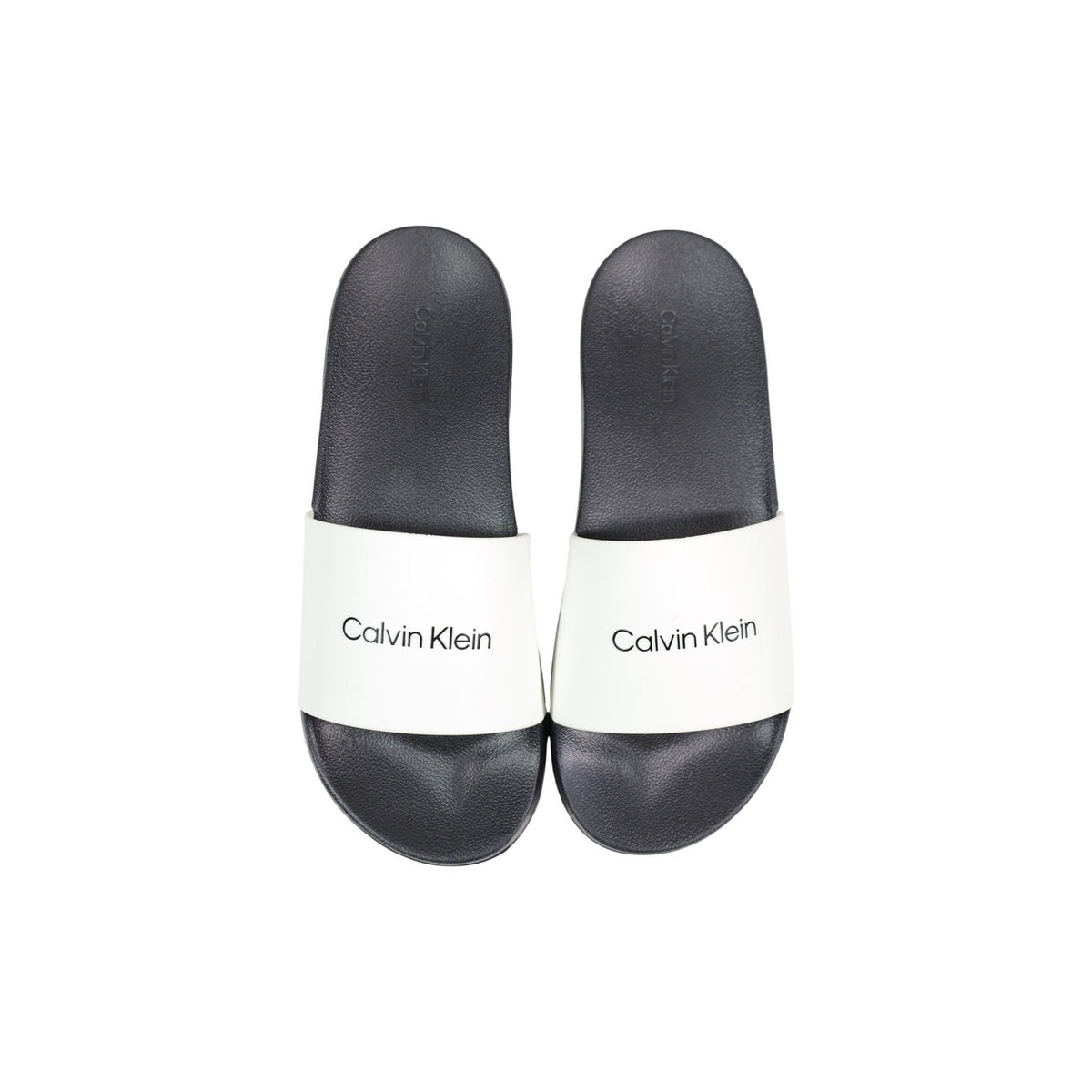 Ciabatte Black & White Calvin Klein; 100% TPU. Fascia con logo a contrasto, suola sagomata ergonomica, leggere e resistenti all'acqua. Il classico contemporaneo per il guardaroba maschile. Dall’alto