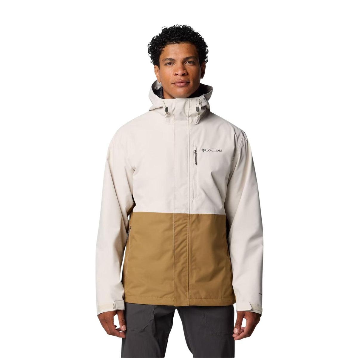 Giacca impermeabile Omni-Tech™; cuciture termosaldate, fodera in mesh traspirante, tasche con zip, cappuccio e polsini regolabili. Protezione totale per l'escursionismo. Vista frontale