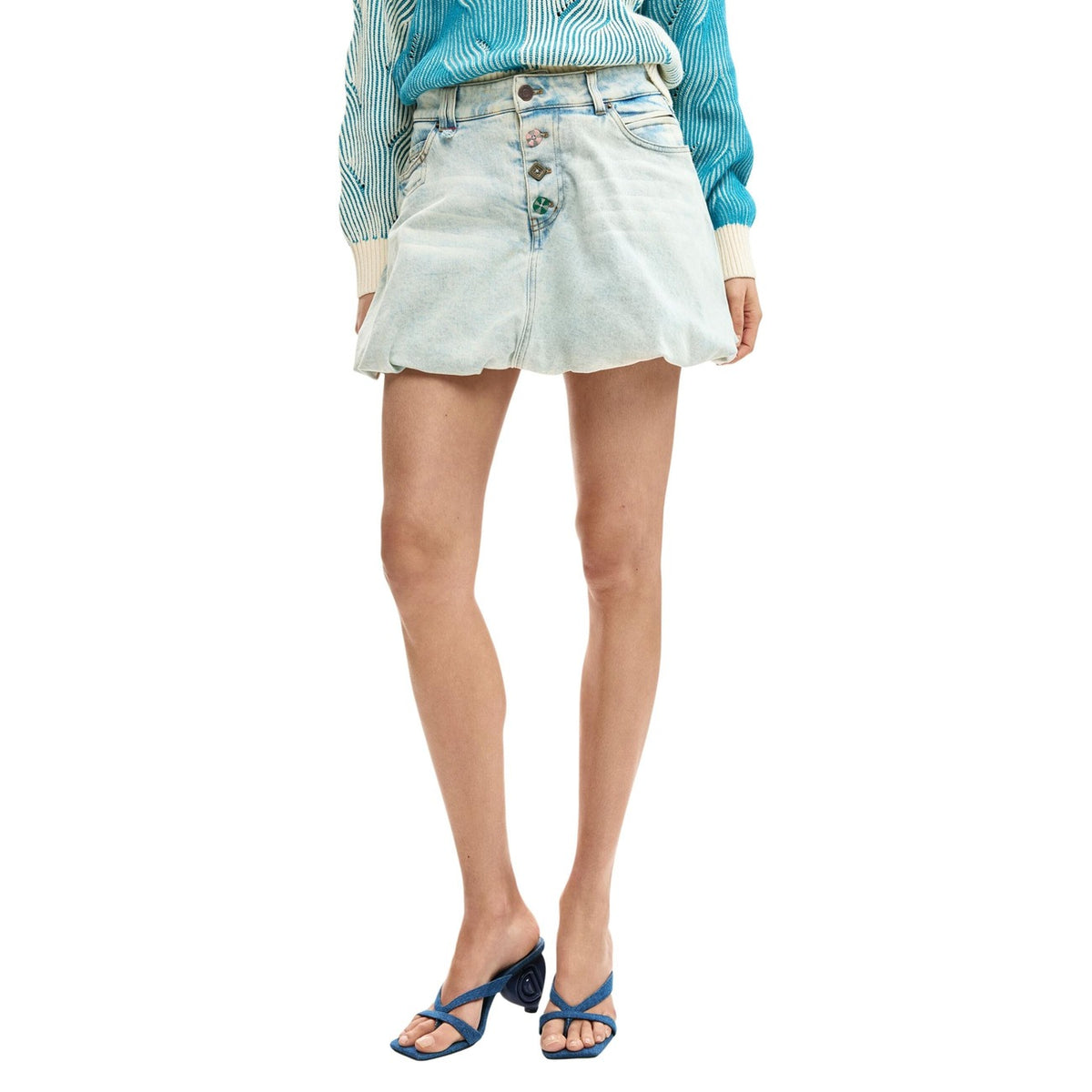 Gonna mini in denim, fit a palloncino, lavaggio azzurro chiaro. Effetto consumato, pince, chiusura zip e bottone. Stile contemporaneo. Vista frontale