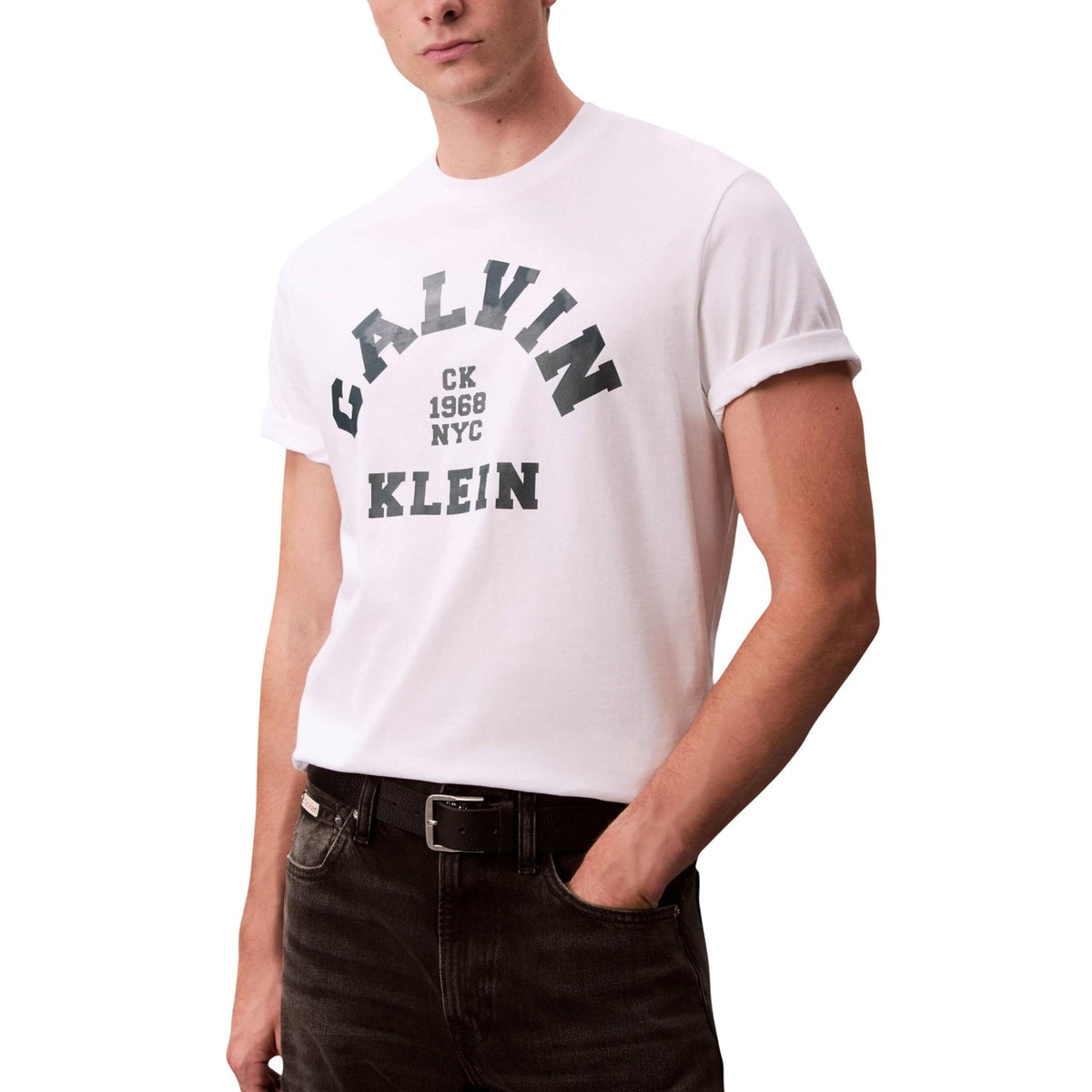 T-shirt CK Jeans Bianca; 100% Cotone. Regular fit, stampa logo frontale, girocollo. Leggera, versatile e traspirante per la stagione calda. Vista frontale