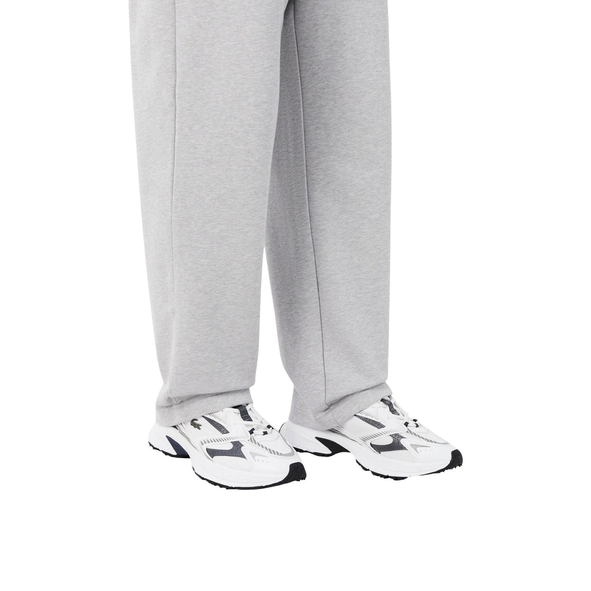 Scarpe da ginnastica Lacoste uomo bianco grigio L003 Neo Shot 2265. Sneaker sportive leggere con tomaia ripstop, suola chunky oversize ammortizzata in EVA, passante sul tallone e logo coccodrillo Lacoste.